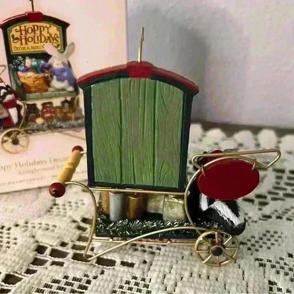 Hallmark Keepsake 2007 “Hoppy Holidays” Kringlewood Farms Christmas Ornament - Picture 4 of 6